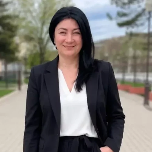 Stela Bucur manager departament invare